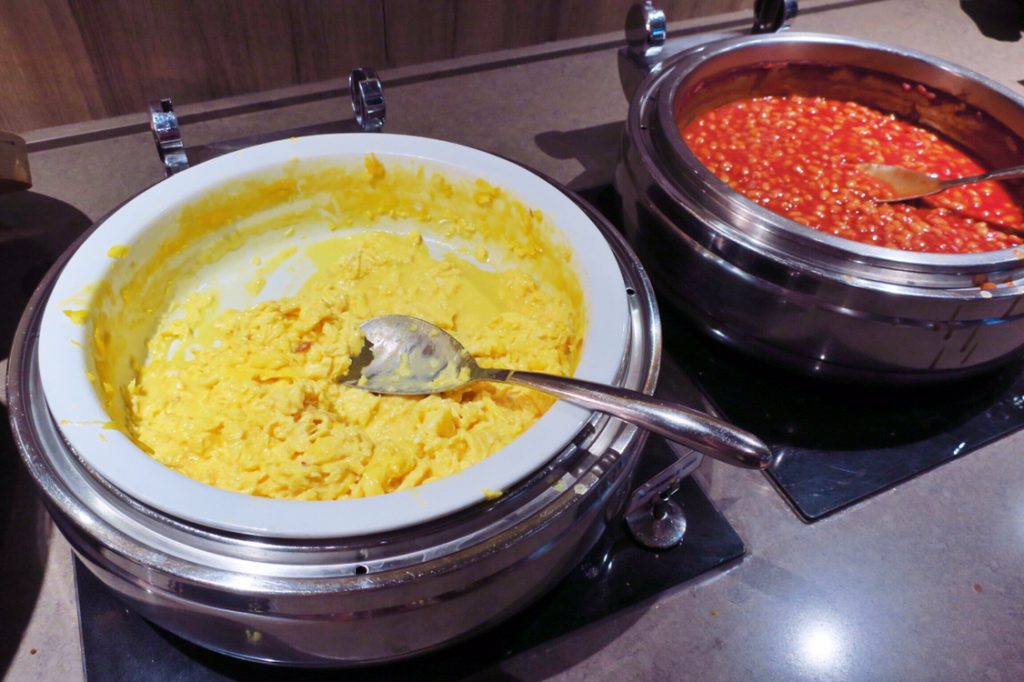 パン パシフィック サービススイート ビーチロード シンガポールの朝食ビュッフェのたまごと豆のトマト煮