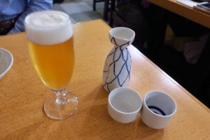 大都会の日本酒とグラスビール