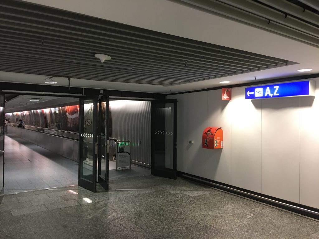 フランクフルト空港地下連絡通路入口