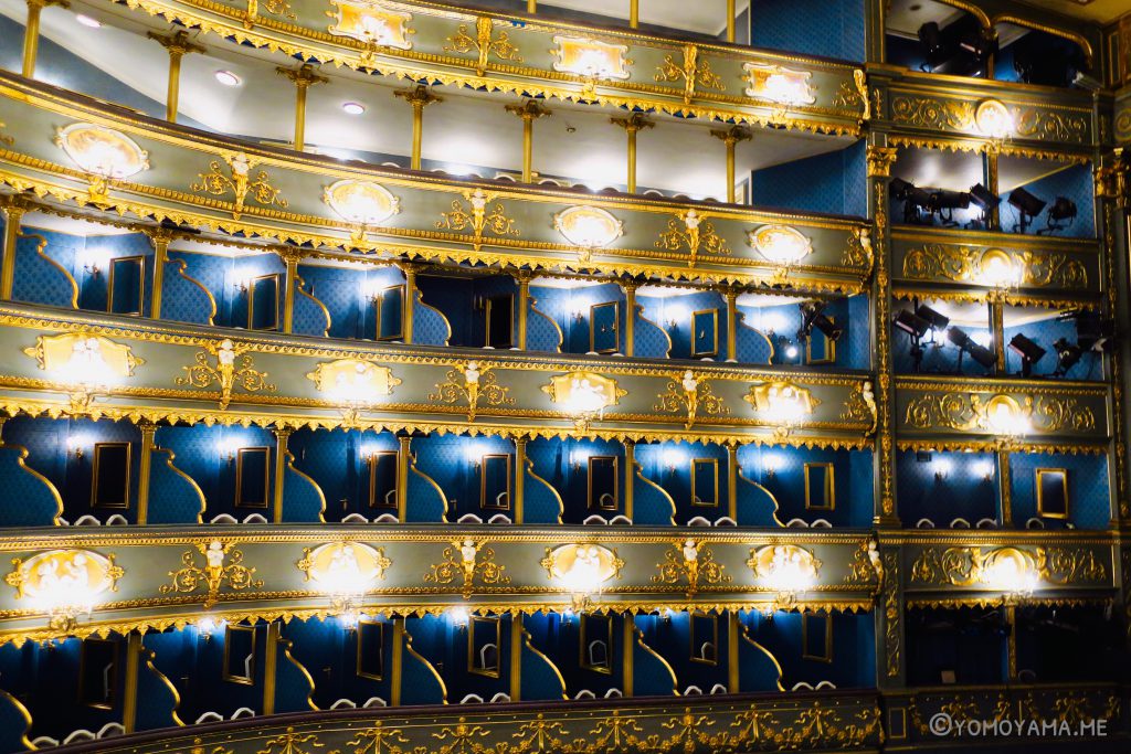 エステート劇場内観 美しい青色の座席