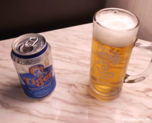 シンガポール航空ラウンジでタイガービールを飲む