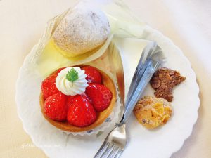 まるたや佐鳴台店のいちごのタルトと気になる卵