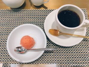 うなぎパイファクトリーでいちごシャーベットとコーヒー