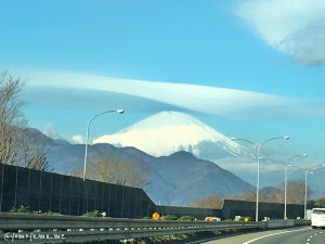 珍しい富士山に雲笠