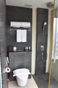 D' Hotel Singapore チョンバルエリアのオススメホテル シャワールームとトイレ