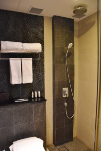 D' Hotel Singapore チョンバルエリアのオススメホテル シャワールームとトイレ