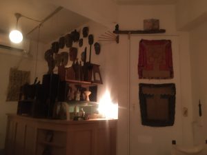 小さな考古博物館のような店内
