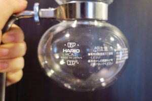 サイフォンコーヒーの淹れ方 下のフラスコにお湯を入れる