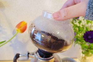 コーヒーが落ちたら上の部分をもって外す