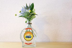 チェコのスリヴォヴィッツェの瓶に花を活ける