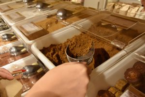 シンガポールのScoopでブラウンシュガーをすくっているところ