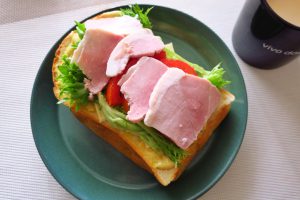 セブンプレミアムのホワイトももハム切落しを使ったサンドイッチ