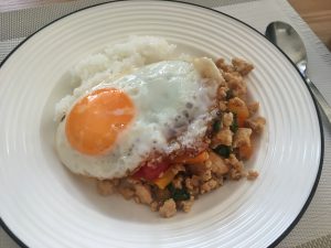 クックパッドマートで購入したパプリカ、バジルを使ってガパオ