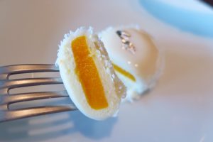 MO BARのアフタヌーンティー エキゾチックココナッツダコワース断面