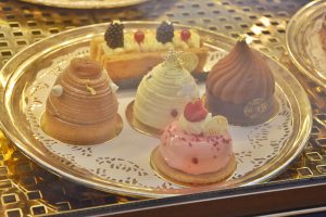 TWGのおいしそうなケーキが並ぶトロリー