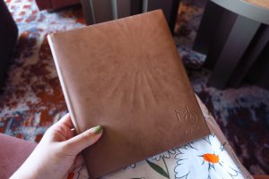 MO BAR のアフタヌーンティーのメニューカバー