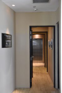 D'Hotel Singapore エレベーターへの道