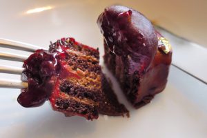 MO Bar クリスマス・アフタヌーンティー赤い果実とピスタチオのシュー 断面