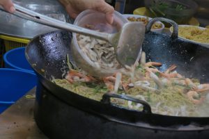 ホッケンミーの調理現場